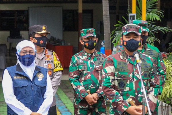 Pangkoarmada II Dampingi Panglima TNI Tinjau Posko PPKM Mikro Wilayah Surabaya