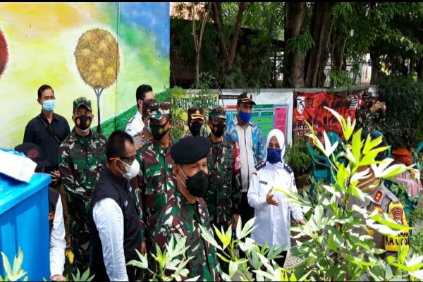 Forkopimda Jatim Tinjau Posko PPKM Mikro di Perak Barat