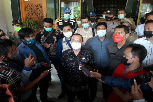 Warga Desa Dlambah Dajah Lakukan Aksi Damai Menuntut Bupati Bangkalan Cabut Sk Penundaan Pilkades Serentak