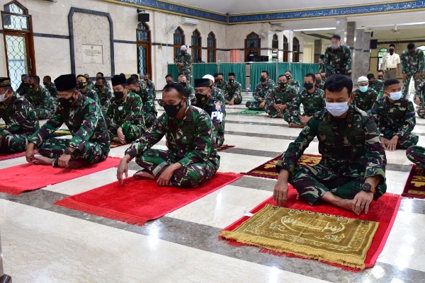 Rayakan Idul Fitri 1442 H, Pangkoarmada II Laksanakan Sholat IED Bersama Prajurit Kormada II