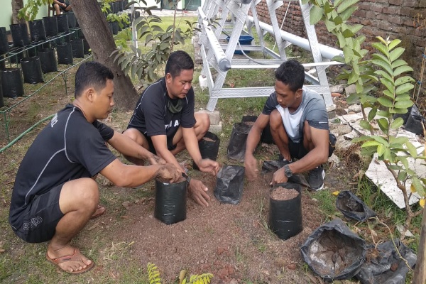 Anggota Kodim Lamongan Kembangkan Tanaman Hidroponik