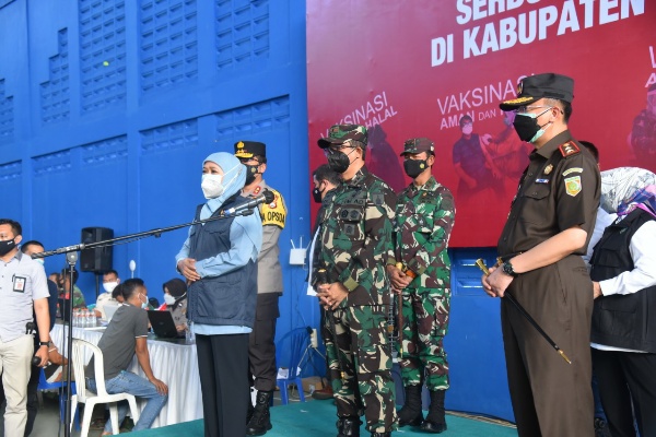 PASTIKAN BERJALAN LANCAR, PANGKOARMADA II BERSAMA FORKOPIMDA JATIM PANTAU SERBUAN VAKSINASI DI JOMBANG