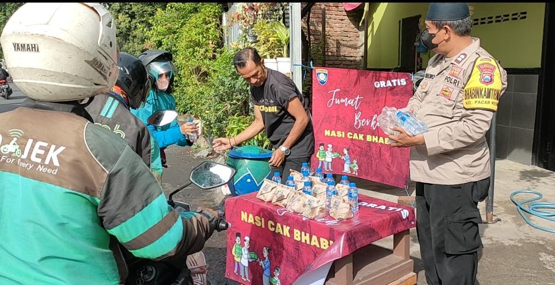 Kapolsek Tambaksari Di Jum’at Berkah Bagikan Nasi Bungkus Kepada Warga Binaan Bersama Cak Bhabin