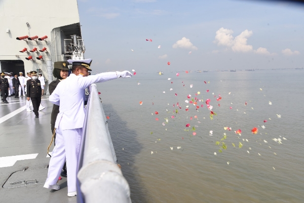 Kaskoarmada II Pimpin Upacara Tabur Bunga Hari Pahlawan di KRI SHS-990