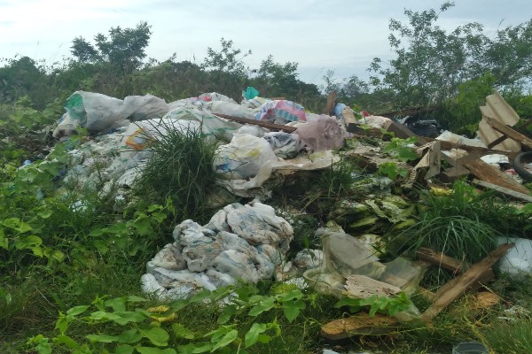 Sampah Menumpuk Di Lokasi Pinggir Pantai, Dinas Lingkungan Hidup (DLH) Sampang Mengaku Tak Mampu Menangani