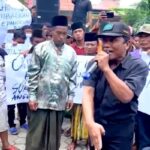 PAKIS, Dampingi Masyarakat Morombuh Gelar Demo Di Kantor Kecamatan Kwanyar