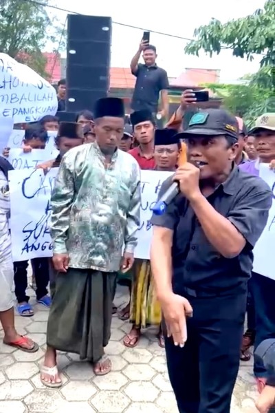 PAKIS, Dampingi Masyarakat Morombuh Gelar Demo Di Kantor Kecamatan Kwanyar