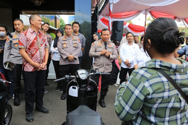 Kapolda Jatim Serahkan Kendaraan Bermotor Kepada Para Korban Curanmor