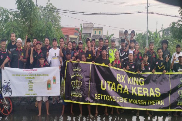 Komunitas RX King Utara Keras Berbagi Takjil Di Pintu Tol Suramadu