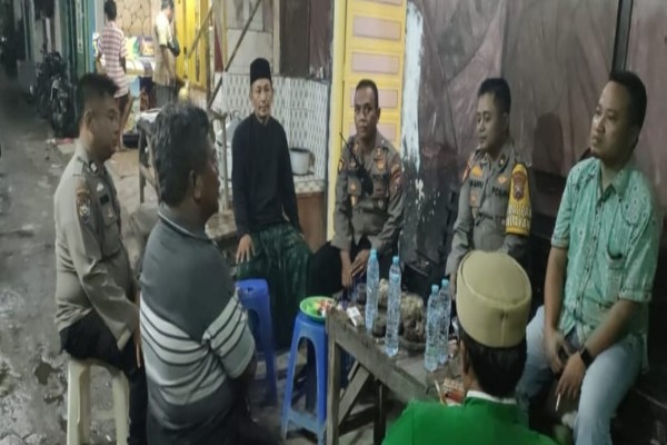 Kapolsek Tambaksari Bersama 3 Pilar Melaksanakan Giat Patroli Sambang ke Warga RW 05, Jl. Ambengan Selatan Karya Kelurahan Pacarkeling