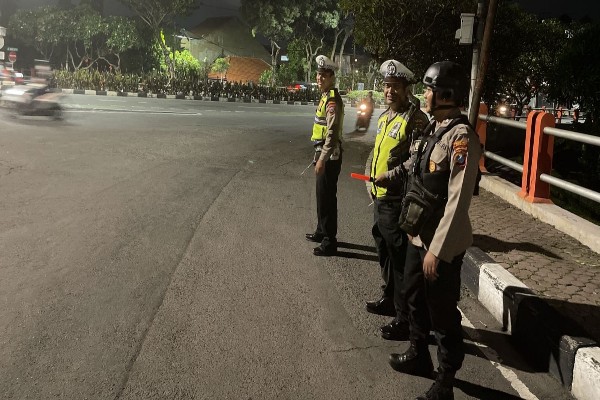 Polsek Tambaksari Lakukan Kegiatan Patroli Rutin Guna Antisipasi Tawuran Serta Balap Liar Di Surabaya