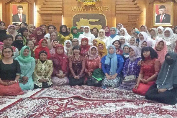 Pembinaan Ojol Perempuan Oleh Gubernur Jawa Timur Hj Khofifah Indar Parawansa Di Gedung Grahadi.