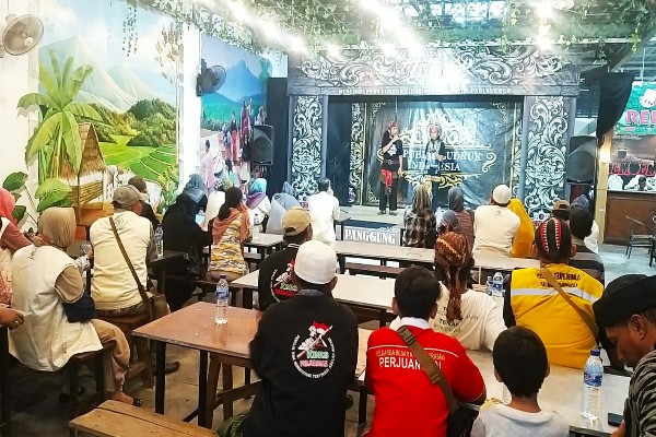 Budaya Ngedang Magrib, Cerita Yang Tercecer Di Karmen 21 Surabaya