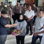 Masyarakat Morombuh Demo Pemkab Bangkalan, Di Hari Pertama Masuk Kerja