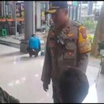 Polsek Tambaksari Patroli Di Dalam Stasiun Gubeng Surabaya Memberikan Himbauan kepada Penumpang Kereta Polsek Tambaksari Patroli Di Dalam Stasiun Gubeng Surabaya Memberikan Himbauan kepada Penumpang Kereta
