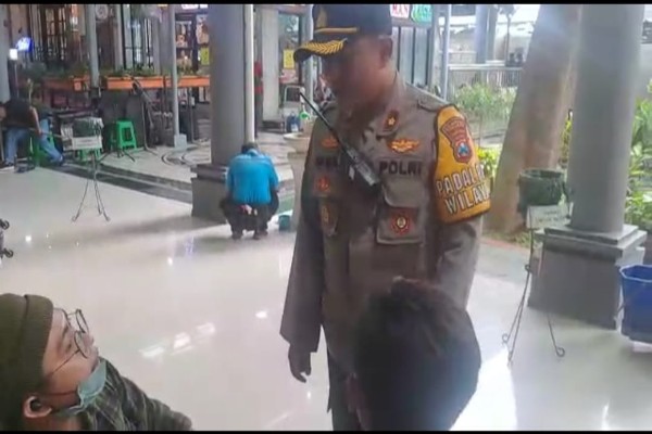 Polsek Tambaksari Patroli Di Dalam Stasiun Gubeng Surabaya Memberikan Himbauan kepada Penumpang Kereta