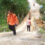 Kadis BPBD Tinjau Langsung Lokasi Jembatan Ambruk Penghubung Jalan Akses Dua Kecamatan Kadis BPBD Tinjau Langsung Lokasi Jembatan Ambruk Penghubung Jalan Akses Dua Kecamatan