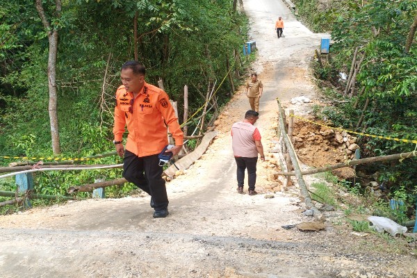 Kadis BPBD Tinjau Langsung Lokasi Jembatan Ambruk Penghubung Jalan Akses Dua Kecamatan