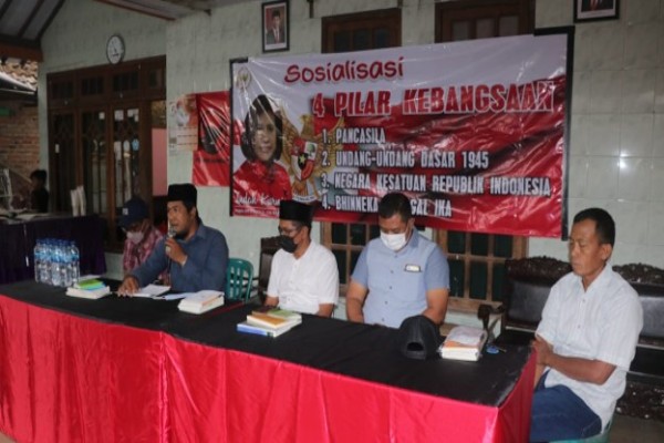 Warga Tulangan diberikan Wawasan 4 Pilar Kebangsaan Oleh Indah Kurnia DPR RI Komisi XI Fraksi PDI Perjuangan