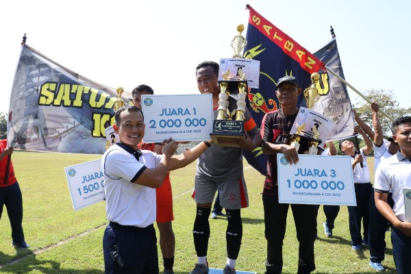 Pangkoarmada II Bersama Seluruh prajurit dan PNS Koarmada II Laksanakan Olahraga