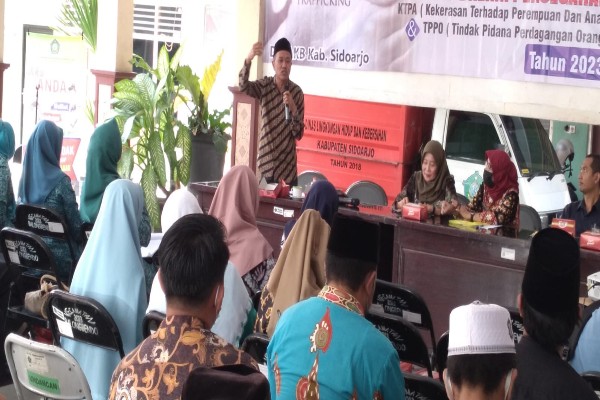 DP3AKB Bersama Sudjalil Anggota DPRD Sidoarjo Wakil Ketua Komisi B Sosialisasi KTPA Dan TPPO Di Kecamatan Balongbendo