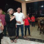 Indah Kurnia DPR-RI Bagikan 2 Ekor Sapi Di Hari Qurban Kepada Warga Balongbendo