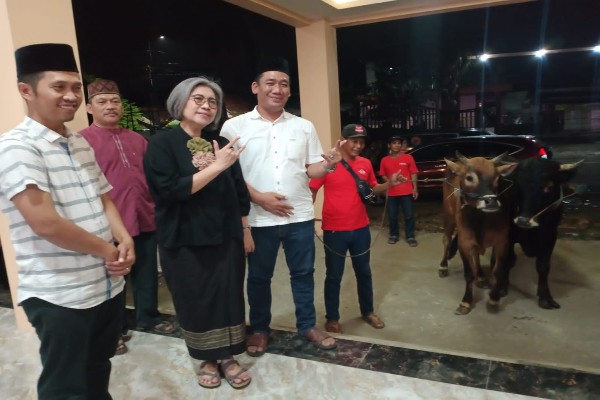 Indah Kurnia DPR-RI Bagikan 2 Ekor Sapi Di Hari Qurban Kepada Warga Balongbendo