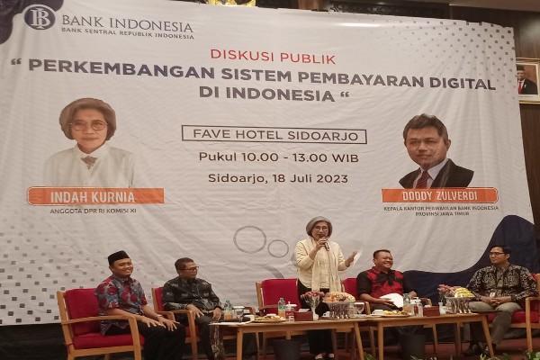 Indah Kurnia Fasilitasi Diskusi Publik Tentang Transaksi Digital Dan Aplikasi SIAPIK