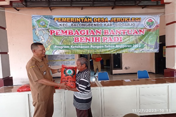 Petani Desa Jeruklegi Menerima Bantuan Benih Padi Dan Pupuk