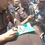 Aksi Massa Datangi Kejaksaan Negeri Sampang, Menuntut Agar Kades Gunung Rancak Segera Diproses Hukum