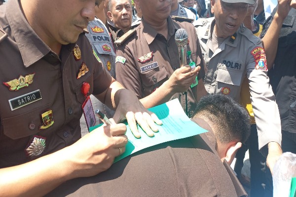 Aksi Massa Datangi Kejaksaan Negeri Sampang, Menuntut Agar Kades Gunung Rancak Segera Diproses Hukum