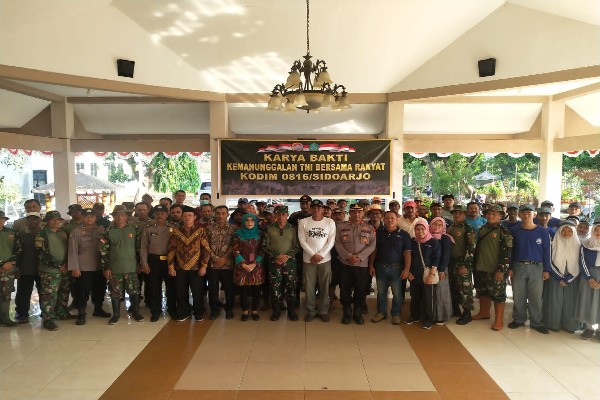 Koramil 0816/10 Balongbendo Melaksanakan Karya Bakti Pembersihan Sungai