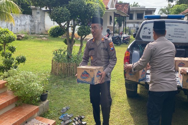 Kapolsek Banyuates AKP Sunarno, SH, Sambangi Rumah Duka Anggota KPPS Desa Batioh Yang Meninggal Dunia