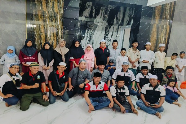 Anggota Media Fajar Nusantara News Buka Puasa Bersama Dan Bagikan Bingkisan Bersama Anak Yatim Piatu Di Kediaman Kabiro Gresik