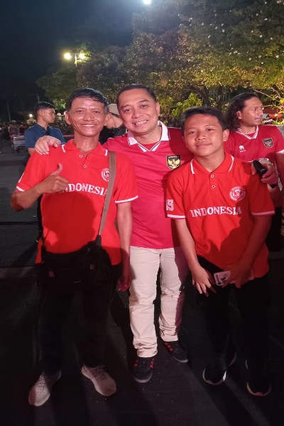 Ribuan Warga Surabaya Nobar Timnas Indonesia VS Usbekistan Bersama Walikota Dan Wakil Walikota Surabaya