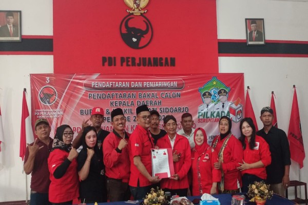 Wong Cilik Senadi Harjo Menyerahkan Formulir Bacawabup 2024 Didampingi Relawan Dari 9 Kecamatan