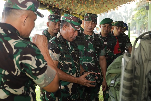 Kasdam V/Brawijaya Dampingi Asops Panglima TNI Tinjau Kesiapan Pasukan Yonzipur 5/ABW