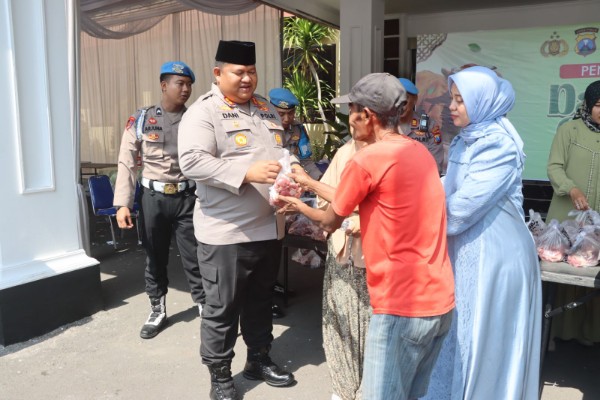 Polres Pasuruan Bagikan 750 Paket Daging Kurban kepada Warga Sekitar