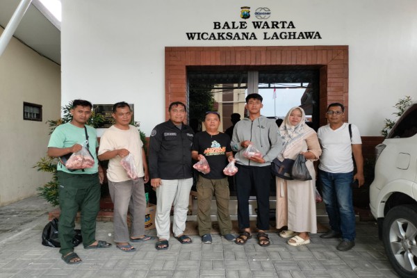 Jalin Silaturahmi, Kapolres Pasuruan Bagikan Daging Kurban kepada Insan Pers