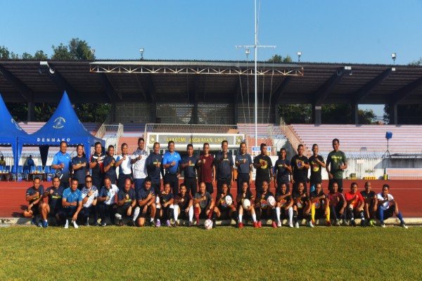 Jaga Semangat Kebersamaan, Pangkoarmada II Hadiri Pertandingan Sepak Bola Eksebisi Pejabat Utama Kotama TNI AL Wilayah Surabaya