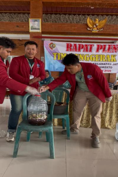 Ubah Sampah Dapur Jadi Cairan Serbaguna, Mahasiswa KKN UMSIDA Latih Kader PKK Lebakjabung Membuat Eco-Enzyme
